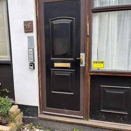 Studio Flat In The Heart Of Golders Green Лондон Екстериор снимка