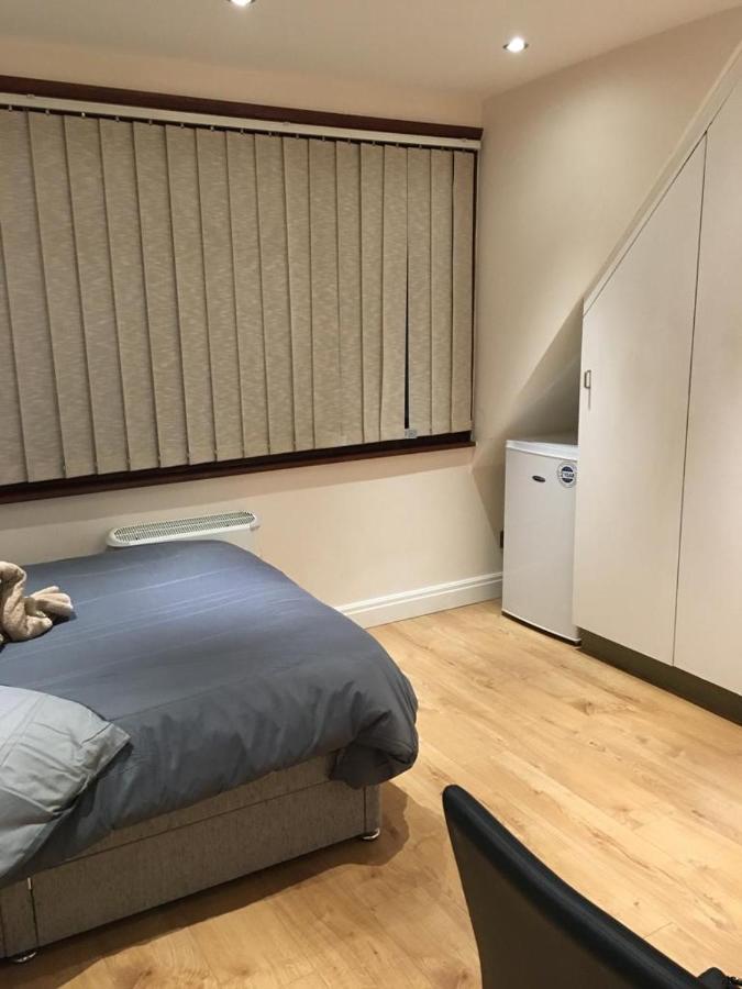 Studio Flat In The Heart Of Golders Green Лондон Екстериор снимка