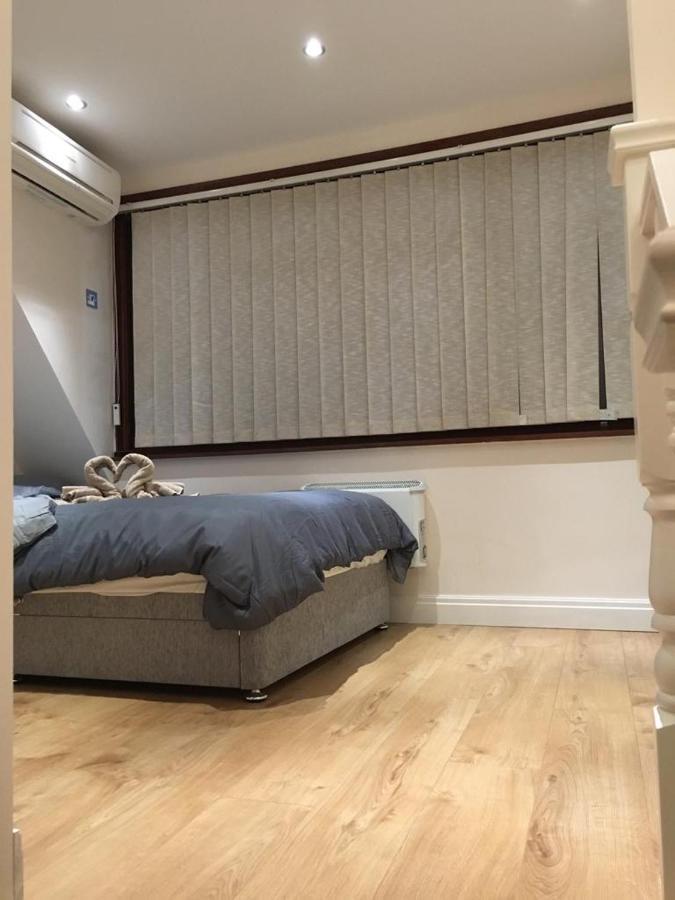 Studio Flat In The Heart Of Golders Green Лондон Екстериор снимка
