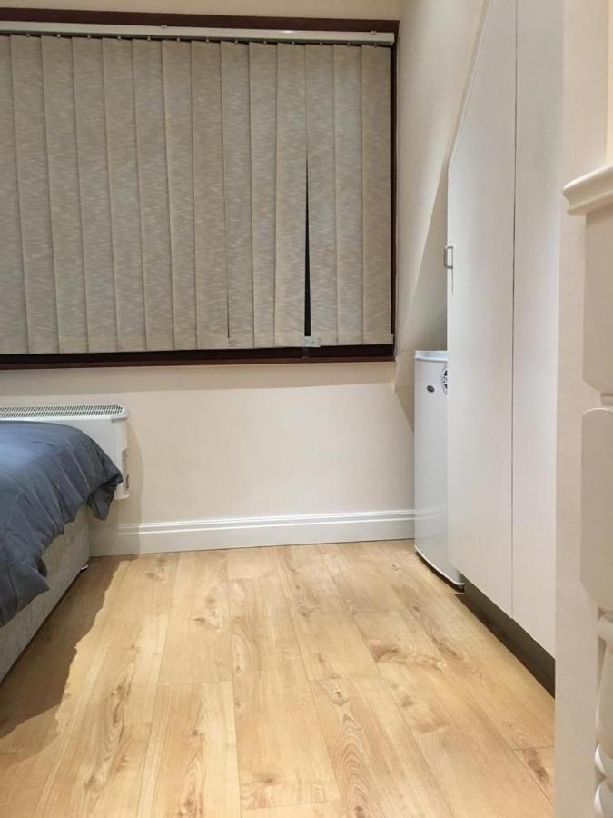 Studio Flat In The Heart Of Golders Green Лондон Екстериор снимка