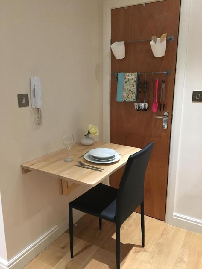 Studio Flat In The Heart Of Golders Green Лондон Екстериор снимка