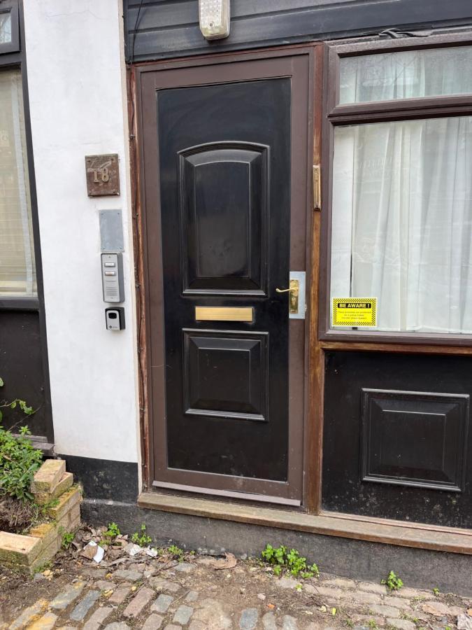 Studio Flat In The Heart Of Golders Green Лондон Екстериор снимка